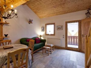 Saint-Bon-TarentaiseにあるAppartement Courchevel, 2 pièces, 5 personnes - FR-1-514-2のリビングルーム(ソファ、テーブル付)