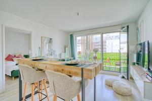 una sala da pranzo con tavolo e alcune sedie di T2 LUXE proche PARIS TERRASSE PARKING PRIVE a Vitry-sur-Seine