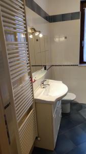 La salle de bains est pourvue d'un lavabo, de toilettes et d'un miroir. dans l'établissement Casa Dolcitalia a Gardaland con piscina, à Ronchi
