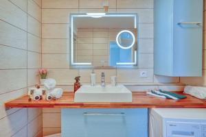 un bancone del bagno con lavandino e specchio di T2 LUXE proche PARIS TERRASSE PARKING PRIVE a Vitry-sur-Seine Altre 41 foto