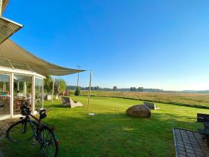 una bicicletta parcheggiata sull'erba accanto a una tenda di Hotel am Müritz-Nationalpark a Waren