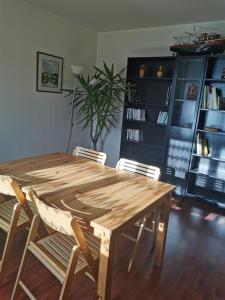- une table et des chaises en bois dans le salon dans l'établissement MASSY VILMORIN Appartement indépendant 3 pieces, à Massy