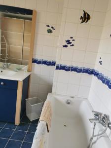 La salle de bains est pourvue d'une baignoire et d'un lavabo. dans l'établissement MASSY VILMORIN Appartement indépendant 3 pieces, à Massy