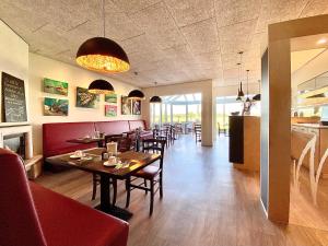 a restaurant with a dining room with tables and chairs at Hotel am Müritz-Nationalpark in Waren