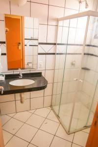 uma casa de banho com um lavatório e um espelho em Hotel Monte Carlo em Uruguaiana