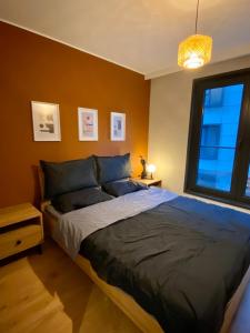 een slaapkamer met een bed en een raam bij Central Modern Apartment by Siena Suites in Istanbul