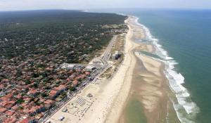 an aerial view of a beach and the ocean at Appartement SOULAC SUR MER À 500 m de la plage N 2 in Soulac-sur-Mer