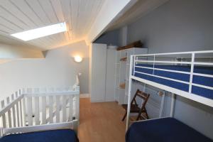 Zimmer mit einem Kinderbett und einem Etagenbett in der Unterkunft Appartement SOULAC SUR MER À 500 m de la plage N 3 in Soulac-sur-Mer