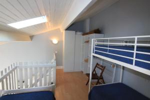 a room with a crib and a bunk bed at Appartement SOULAC SUR MER À 500 m de la plage N 3 in Soulac-sur-Mer
