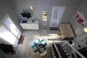 an overhead view of a living room with a table at Appartement SOULAC SUR MER À 500 m de la plage N 3 in Soulac-sur-Mer +12 photos