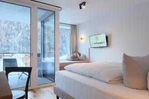Łóżko lub łóżka w pokoju w obiekcie Hotel die Arlbergerin -New- all-in super flex rate
