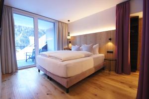 Łóżko lub łóżka w pokoju w obiekcie Hotel die Arlbergerin -New- all-in super flex rate