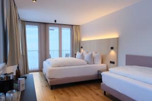Łóżko lub łóżka w pokoju w obiekcie Hotel die Arlbergerin -New- all-in super flex rate