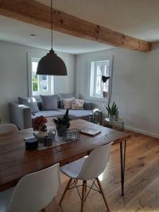 uma sala de estar com uma mesa de madeira e um sofá em BEAS WOHNEN em Sinsheim