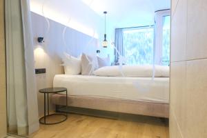 Łóżko lub łóżka w pokoju w obiekcie Hotel die Arlbergerin -New- all-in super flex rate