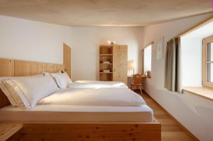 een slaapkamer met 2 bedden en een raam bij Ansitz Lidl in Merano