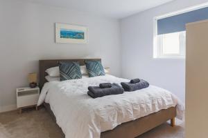 um quarto com uma cama com duas toalhas em Little Cedars House em Truro