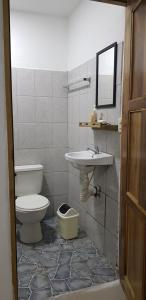 uma casa de banho com um WC e um lavatório em Tapihouse San Juan Del Sur em San Juan del Sur