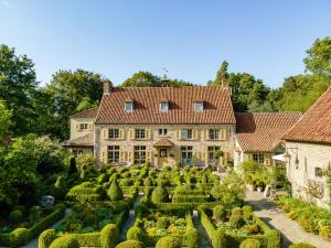 an estate with a garden in front of a building at Guesthouse B&B De Loverlij in Jabbeke