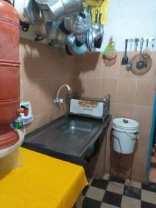 una cucina con lavandino e servizi igienici in camera di Casa de praia rústica a Luis Correia