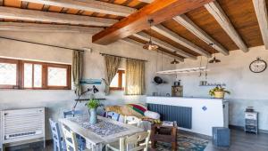 - une chambre avec une table et des chaises dans l'établissement malandrino cottage, à Cefalù