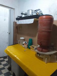 un mixeur sur un comptoir jaune dans une cuisine dans l'établissement Casa de praia rústica, à Luis Correia