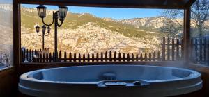 Uma vista geral da montanha ou uma vista da montanha a partir do hotel