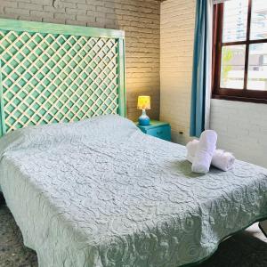 um quarto com uma cama com duas toalhas em VIAJERO Posada & Hostel Punta del este em Punta del Este