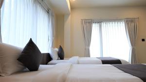 De Glance Hotel, Near Surat Railway Station客房内的一张或多张床位