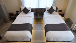 De Glance Hotel, Near Surat Railway Station客房内的一张或多张床位