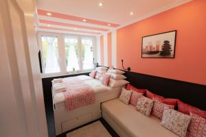Postel nebo postele na pokoji v ubytování Flame Luxus Apartman + 19 fotografií