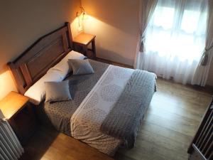 a bedroom with a bed and a window at Hotel Areulo in Cerler