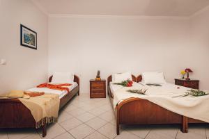 Postel nebo postele na pokoji v ubytování Dinos Hotel