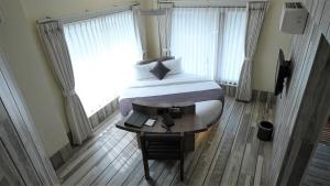 De Glance Hotel, Near Surat Railway Station客房内的一张或多张床位