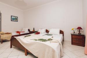 Postel nebo postele na pokoji v ubytování Dinos Hotel