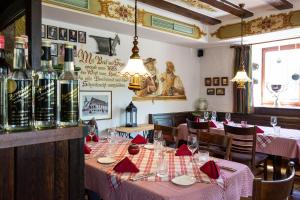 un restaurante con mesas con servilletas rojas y botellas de vino en Ringhotel sKreuz, en Steinheim am Albuch