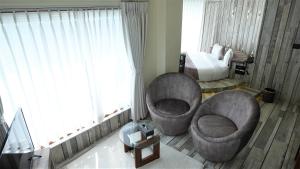 De Glance Hotel, Near Surat Railway Station的休息区