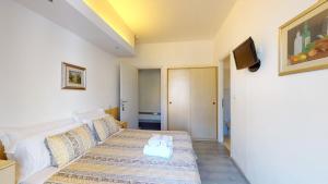 Televízia a/alebo spoločenská miestnosť v ubytovaní Hotel Ligure