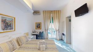 Televízia a/alebo spoločenská miestnosť v ubytovaní Hotel Ligure