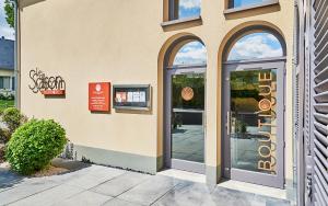 una tienda con puertas de cristal en un edificio en MAISON RONAN KERVARREC - Rennes - Saint-Grégoire, en Saint-Grégoire