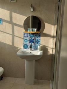 een badkamer met een wastafel en een spiegel bij Loft in Bungay in Bungay