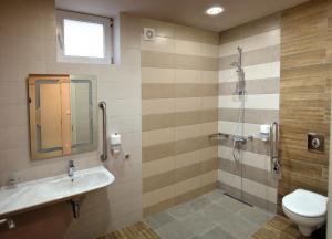 La salle de bains est pourvue d'une douche, d'un lavabo et de toilettes. dans l'établissement Green Hill Hotel, à Stara Zagora