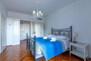 ベッラージョにあるSan Giacomo Central Apartmentのベッドルーム1室(大型ベッド1台、青い毛布付)