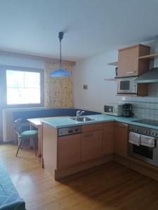 kuchnia ze zlewem i blatem w obiekcie Appartment Danterhof w Mayrhofen