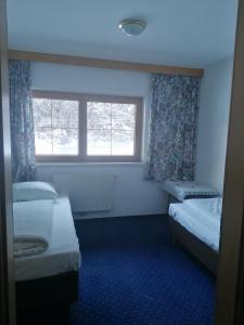 mały pokój z 2 łóżkami i oknem w obiekcie Appartment Danterhof w Mayrhofen
