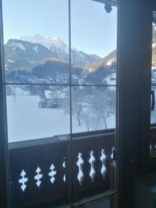okno z widokiem na śnieżną górę w obiekcie Appartment Danterhof w Mayrhofen