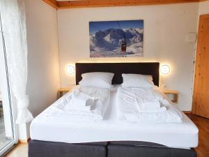 Un pat sau paturi într-o cameră la Alpenjuwel by PiaundDirk
