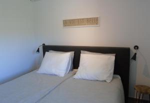 トロクス・コスタにあるAtico Montesolのベッド(白い枕2つ付)