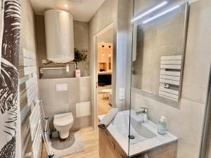 a bathroom with a toilet and a sink and a shower at CLICHY QUARTIER VICTOR HUGO - Superbe appartement entièrement rénové in Clichy +10 photos
