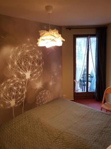 1 dormitorio con cama y lámpara de araña en Kupferkanne App. 17, en Todtmoos